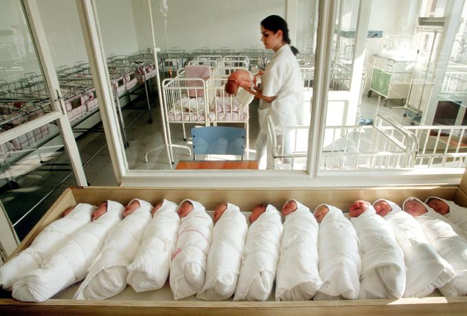 Za Kosovo je v preteklosti veljala zelo visoka rodnost (fotografija je iz prizrenske bolnišnice leta 2000), zaradi česar je po nekaterih podatkih kar sedemdeset odstotkov kosovskega prebivalstva mlajšega od 35 let. A številni prebivalci Kosova odhajajo s trebuhom za kruhom na tuje, počasi pada tudi rodnost, zaradi česar so začeli kosovski delodajalci iskati delavce v Aziji. | Foto: Guliverimage