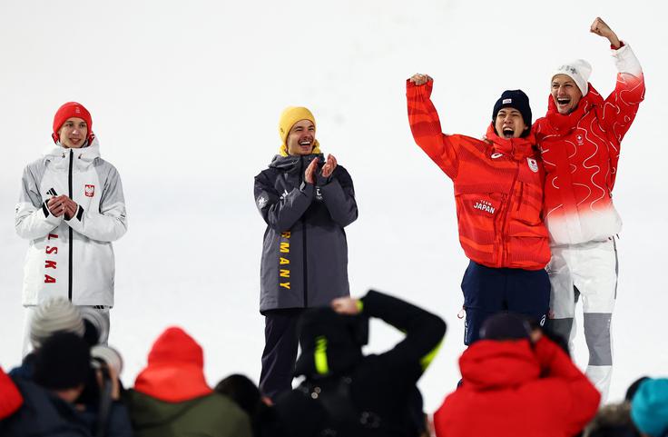 Kvartet se veseli skakalnih odličij na srednji skakalnici. | Foto: Reuters