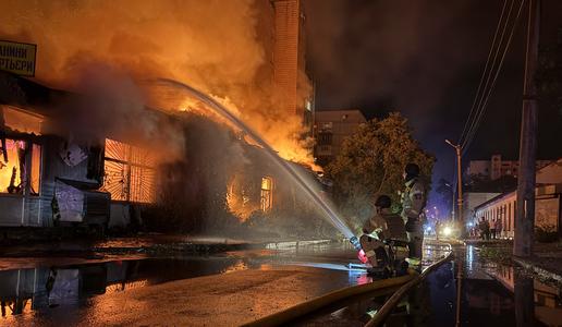 Brutalen napad na Kijev: ubitih 12 ljudi, najmanj 40 poškodovanih #vŽivo