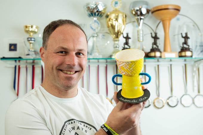 Najpomembnejši pokal v zbirki - pokal za najboljšega očka.  | Foto: Vid Ponikvar