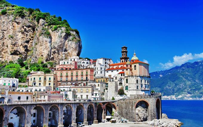 Majhna slikovita mesteca so v poletnih mesecih polna turistov, zato je za pravo vozniško izkušnjo bolje obiskati Amalfijsko obalo po koncu poletne sezone. | Foto: Flickr/Creative Commons 2.0