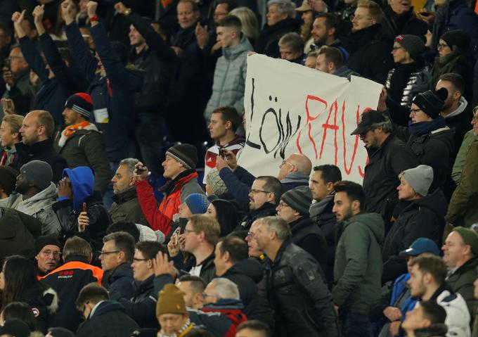 Transparent, na katerem nemški navijači pozivajo selektorja Joachima Löwa k odstopu. | Foto: Reuters
