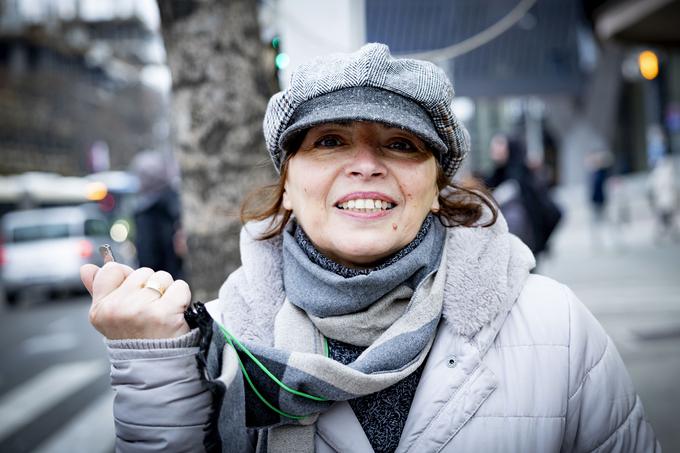 "Če bomo zdaj prekinili te proteste, če se jim vsi ne bodo pridružili, je konec. Zgnili bomo in prav je, da zgnijemo," pravi šestdesetletna prevajalka Sanja, redna udeleženka protestov. | Foto: Ana Kovač