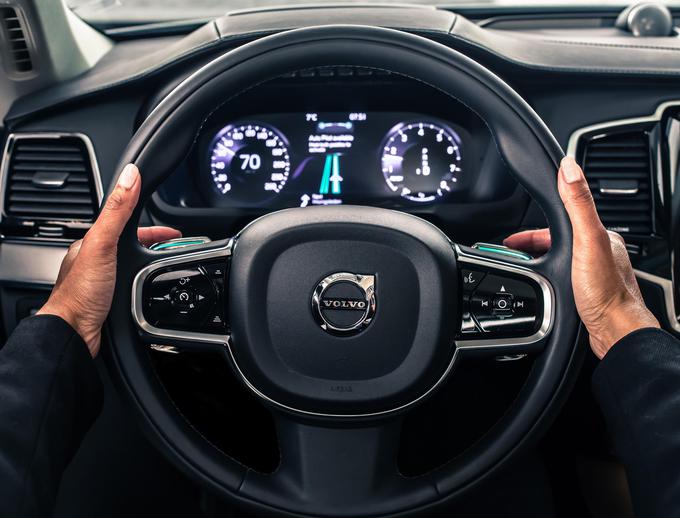 Vozniki bodo morali še več let - kljub zmožnostim avtomobila, da krajši čas pelje samostojno - sedeti za volanom in držati volanski obroč.  | Foto: Volvo