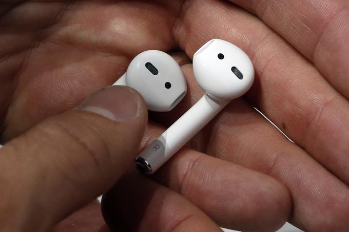 Kakovost glasbe pri predvajanju prek brezžičnih slušalk ni tako dobra kot pri ožičenih. Apple bo sicer začel prodajati svoje brezžične z imenom AirBuds (na fotografiji), ki bodo domnevno ponujale odlično kakovost zvoka, a bodo drage (prek 140 evrov) in v rokah nerodnega uporabnika v nevarnosti, da jih izgubi.  | Foto: Reuters