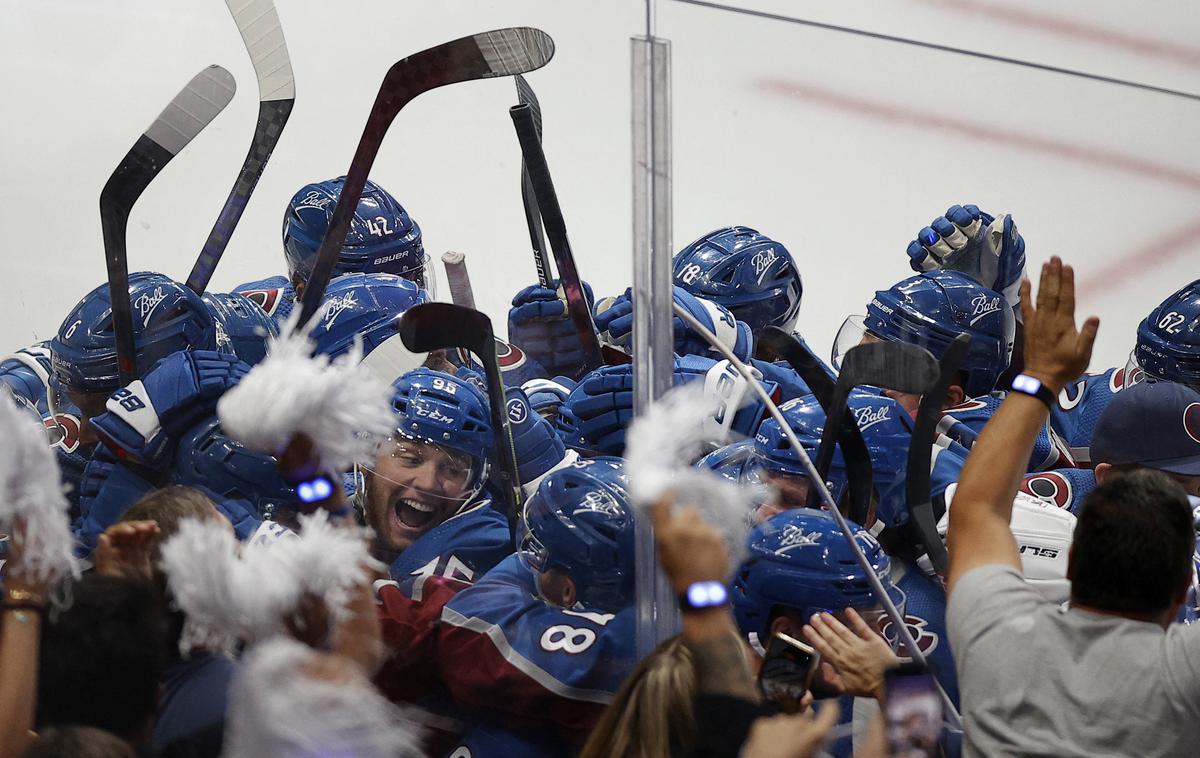 Andre Burakovsky | Veselje hokejstov Colorada po zmagovitem zadetku, ki ga je v podaljšku dosegel Andre Burakovsky. | Foto Reuters