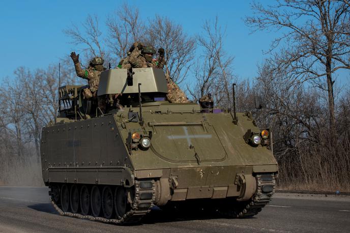 Ukrajina tank | Ukrajinska vojska je sporočila, da zadržuje napade ruskih sil, ki še vedno poskušajo obkoliti Bahmut na vzhodu Ukrajine. | Foto Reuters