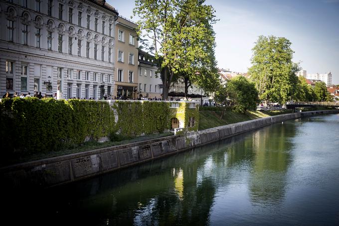 Ureditev Petkovškovega nabrežja je del projekta preurejanja nabrežij v starem mestnem jedru. Kot pravijo na ljubljanski občini "z njegovo ureditvijo in nadaljnjimi previdnimi prenovami nabrežij poleg tivolske vzpostavljajo tudi obrečno promenado z veliko raznolikega programa." | Foto: 