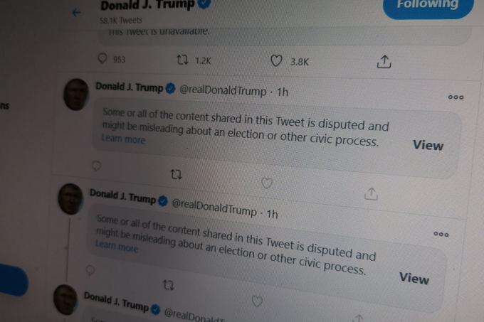 Trumpovi sledilci in drugi uporabniki Twitterja lahko še vedno preberejo po mnenju družbenega omrežja sporne tvite, a morajo klikniti na gumb View (Poglej) pri vsakem posebej. V teh objavah Trump sicer tarna zaradi domnevno nezakonitih glasovnic. | Foto: Matic Tomšič