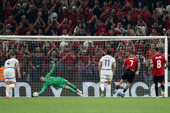 Džeko in Kane preprečila senzaciji, na vročem spopadu v Tirani junak srbski vratar