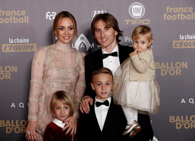Družina Modrić je v ponedeljek v Parizu sijala od sreče in ponosa. | Foto: Reuters
