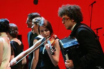 Prvi pravi muzikal po ljudskih motivih s 150 nastopajočimi