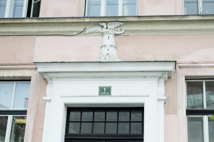Nad vhodom v stavbo je viden mestni grb, ki je označeval vsako stavbo, ki jo je gradila občina. | Foto: Ana Kovač