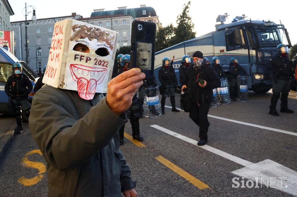 protest Trst proti covidnemu potrdilu 06112021