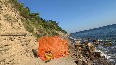 Med Fieso in Piranom minirajo klif, ljudje se kopajo pod njim #foto #video