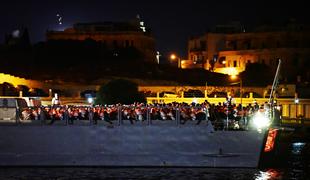 Italija dovolila izkrcanje 82 migrantom z ladje Ocean Viking