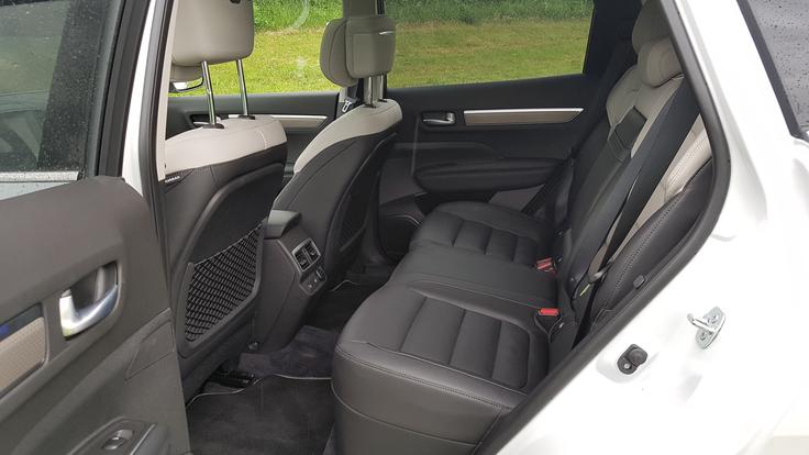 Zadaj najdemo dva priključka isofix in precej veliko prostora za noge potnikov. Zadnja klop ni vzdolžno premična, zato pa pri Renaultu izpostavljajo velik kot odpiranja zadnjih stranskih vrat. | Foto: Gregor Pavšič
