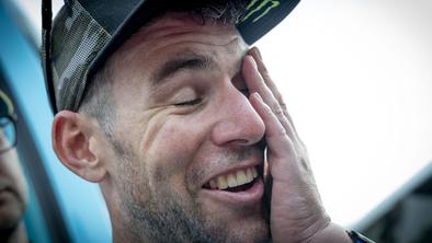 Po 160 kilometrih trpljenja na peklenski vročini Mark Cavendish nasmejan stopil pred novinarje #video
