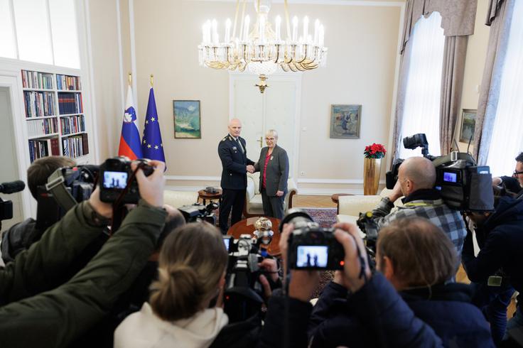 Odhajajoči načelnik Generalštaba Slovenske vojske generalpodpolkovnik Robert Glavaš pri predsednici republike Nataši Pirc Musar. | Foto: STA