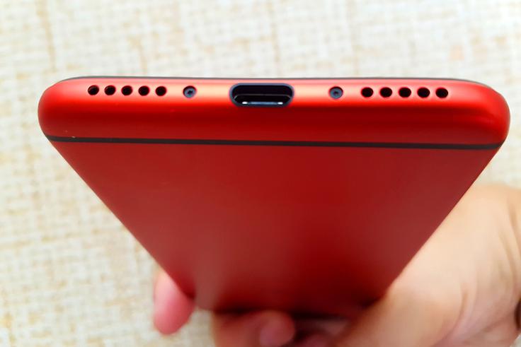 Za povezovanje z računalnikom, zunanjimi ključki USB in polnilnikom skrbi vmesnik USB-C. | Foto: Srdjan Cvjetović