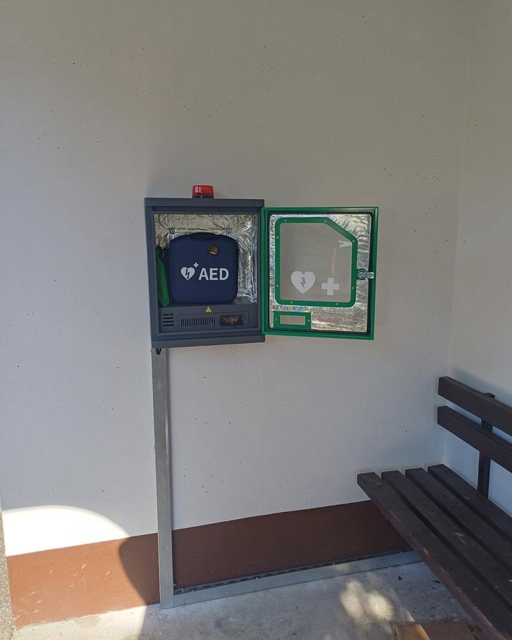 Prejšnji teden so namestili nov avtomatski defibrilator na avtobusnem postajališču Zameško v občini Šentjernej. | Foto: Facebook