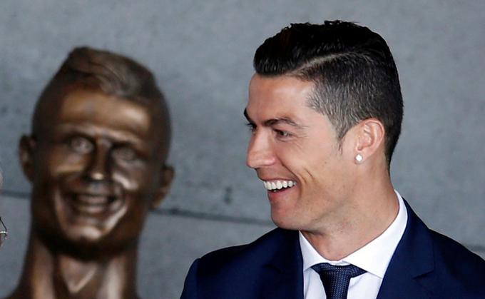 Čeprav je portugalski nogometaš Cristiano Ronaldo letos izstopal predvsem zaradi športnih dosežkov in pestrega dogajanja v zasebnem življenju, pa si bomo zapomnili tudi naslednje podobe. Groteskni kipec, ki 'krasi' letališče na otoku Madeira, kjer je Ronaldo odraščal, in po novem nosi njegovo ime. Podobo kipa so pozneje zaradi številnih kritik in norčevanja spremenili. | Foto: Reuters