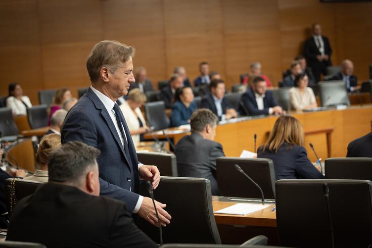 "Želim si, da bo Slovenija varna in stabilna skupnost ostala tudi naprej. Srečno, Slovenija," je sklenil Robert Golob.  | Foto: Ana Kovač