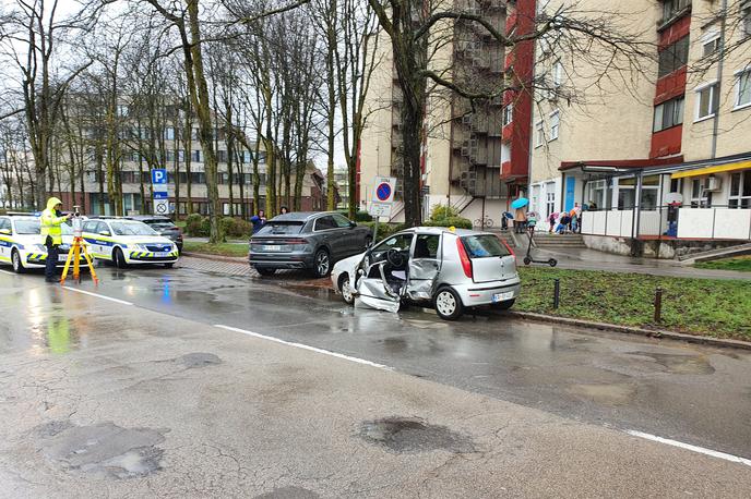 Nesreča Lj | Gasilci so s tehničnim posegom iz vozila rešili ukleščeno osebo. | Foto P. J.