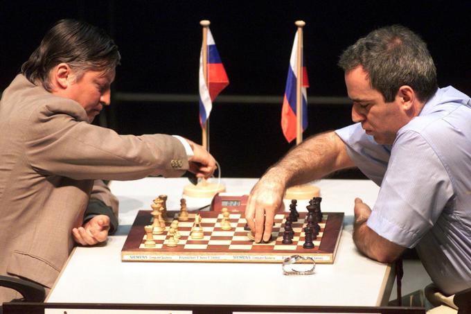 Ruska šahovska velemojstra Anatolij Karpov (levo) in Gari Kasparov (desno) med šahovskim dvobojem leta 1999. Njuna politična stališča so danes izrazito različna: Karpov podpira aktualno rusko oblast in je podprl tudi rusko priključitev polotoka Krim leta 2014, Kasparov pa velja za zelo ostrega kritika Putinovega režima.  | Foto: AP / Guliverimage