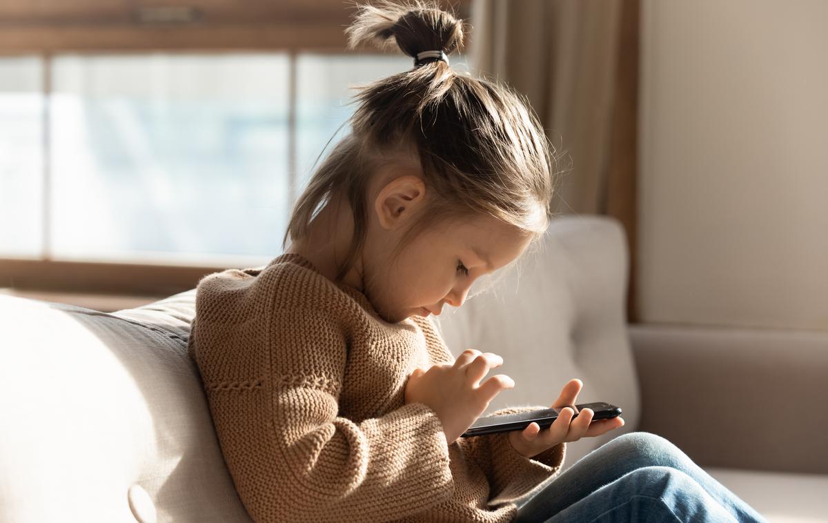 Varnost na internetu. Otrok. Otroci. Računalnik. Internet. | "Otroci, mlajši od dveh let, naj zaslonom ne bodo izpostavljeni, do petega leta starosti pa naj čas pred zaslonom preživijo le pod nadzorom staršev," svetuje pediatrinja Anja Radšel. | Foto Shutterstock