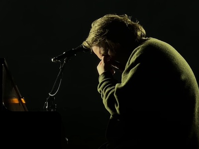 Posnetek, poln čustev: Lewis Capaldi se je razjokal na odru