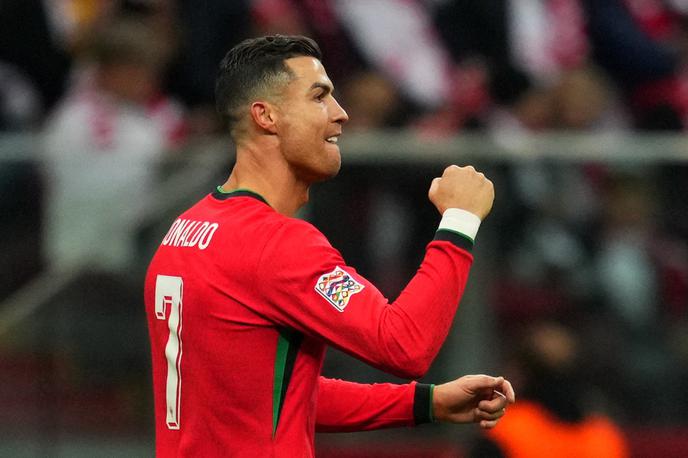 Cristiano Ronaldo | Cristiano Ronaldo je v karieri v klubskem in reprezentančnem dresu na uradnih tekmah dosegel že 906 zadetkov. Pod zadnjega se je podpisal v soboto v Varšavi. | Foto Reuters