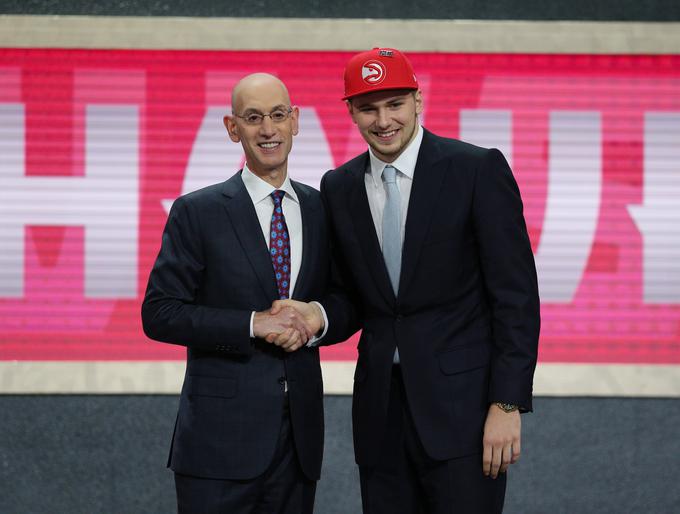 Kakšni so načrti komisarja Adama Silverja, ki je na naboru leta 2018 v NBA takole sprejel našega Luko Dončića? | Foto: Reuters