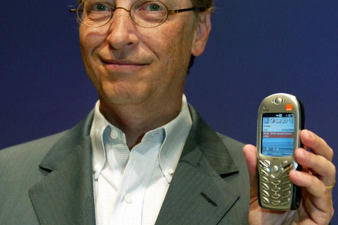 Oktober 2003: Bill Gates predstavlja mobilni telefon z operacijskim sistemom Windows Mobile. | Foto: Reuters