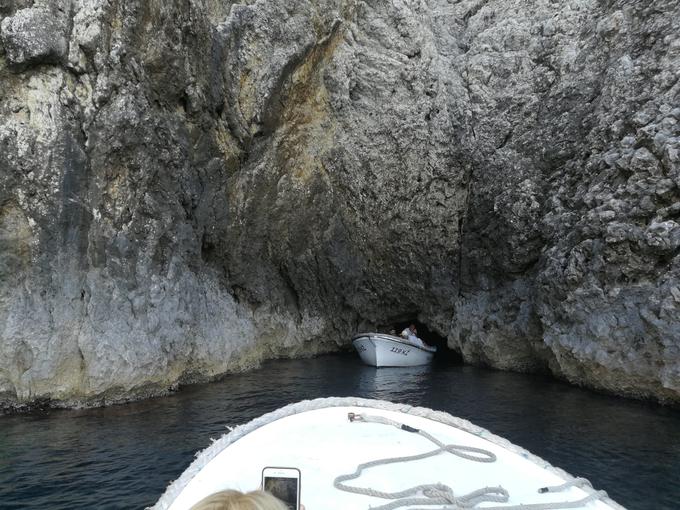 V jamo in iz nje vse dneve vozijo konvoji čolnov z obiskovalci. | Foto: Nina Vogrin