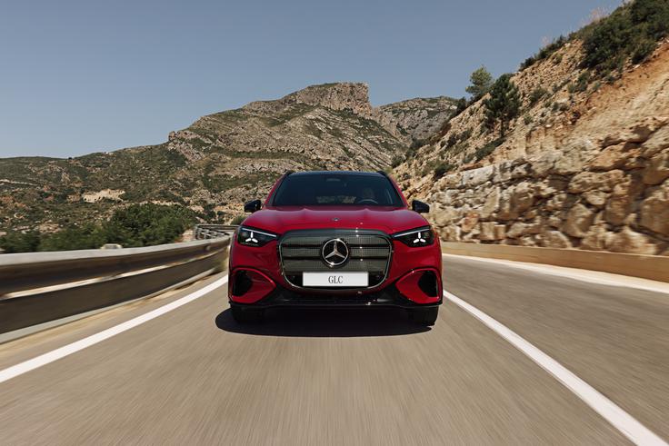 ​​​​​​​

AIRMATIC z zračnim vzmetenjem – prefinjeno prilagajanje cesti, ki GLC daje mirno, stabilno in zelo uglajeno vožnjo.  | Foto: Mercedes-Benz AG