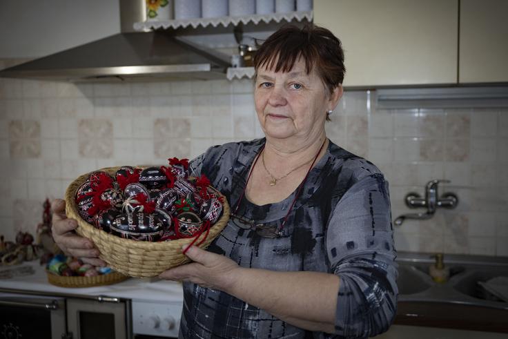 Ukvarja se tudi z vezenjem na domače laneno platno, pridobljen ima certifikat Obrtne zbornice Slovenije za pisanico, belokranjske prtičke in košarice iz leskovega šibja. | Foto: Ana Kovač