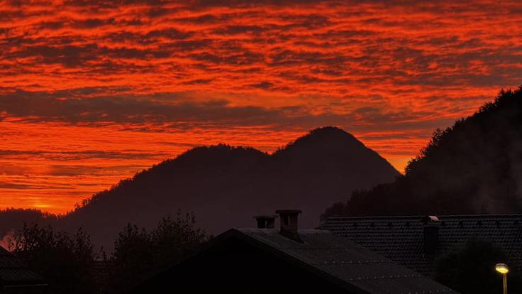 vreme, napoved Lepi dnevi s stabilnim vremenom se za nekaj časa poslavljajo, saj je pred nami deževno obdobje. A za vsakim dežjem posije sonce. V naših krajih ga pričakujemo ob koncu tedna. Na fotografiji sončni vzhod nad Šmarno goro, posnet na zadnji letošnji septembrski dan. | Foto: Thomas Bergant
