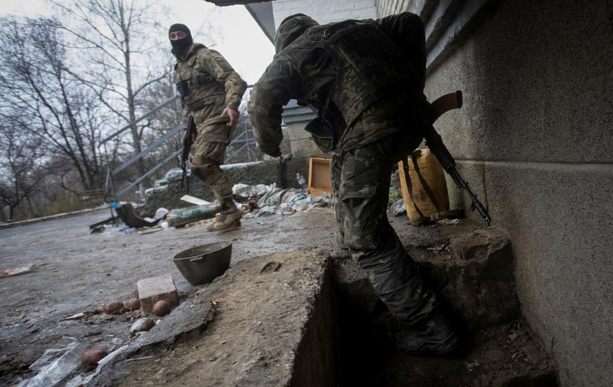 Ukrajina | Ukrajinske vojake so mučili, jim grozili in jim dali komaj kaj hrane.   | Foto Reuters