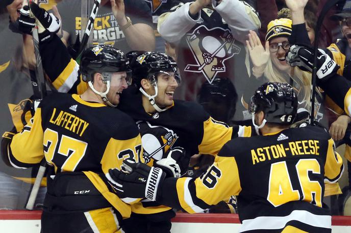 Brandon Tanev Pittsburgh | Veselje hokejistov Pittsburgha po dramatični zmagi nad Coloradom. Brandon Tanev je v sredini. | Foto Reuters