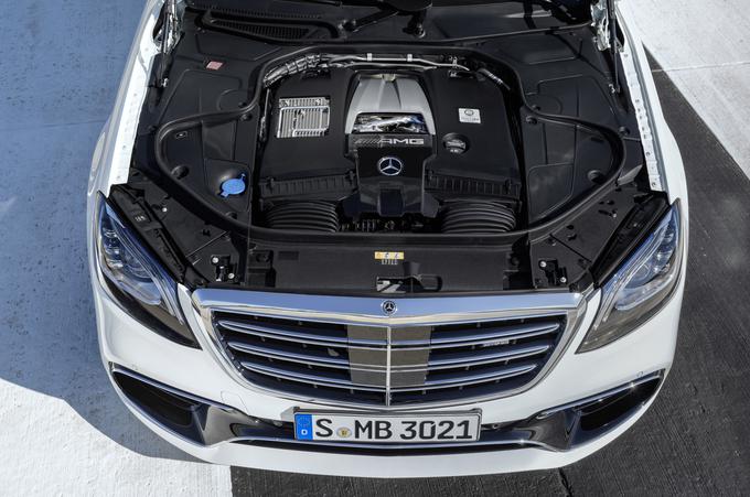 Za novi bencinski motor V8 biturbo M176 pri Mercedesu trdijo, da je najbolj ekonomičen osemvaljnik na svetu. Njegova posebnost je popoln izklop (popolnoma zaprti tudi ventili) štirih (2., 3., 5. in 8.) izmed osmih valjev v hitrostnem območju motorja med 900 in 3.250 vrtljaji v minuti ob ustrezno izbranem voznem programu (eco ali comfort) sistema dynamic select.  | Foto: Mercedes-Benz