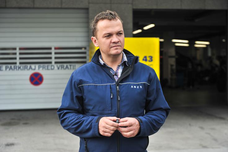Kot je razložil Jurij Kočar iz AMZS imajo z reševanjem ključev iz notranjosti zaklenjenega avtomobila opravka približno desetkrat tedensko. Frekvenca se poveča v poletnih mesecih, ko so na cesti še turisti. | Foto: Gašper Pirman