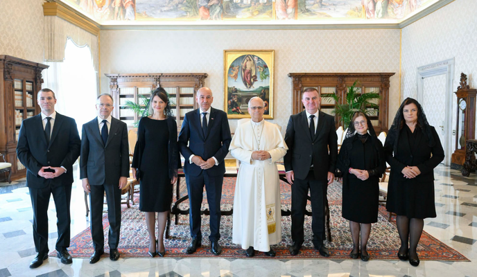 Premier Janša papežu izročil več daril #foto #video