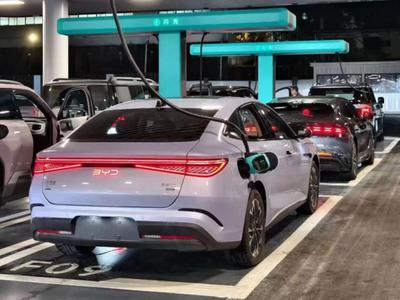 BYD preizkuša megavatno polnjenje: električne polnilnice kot bencinske črpalke