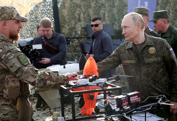 Putin vztraja, da denar, vložen v vojaško proizvodnjo, ni bil zapravljen, in se zaveda izzivov, ki so pred njim.  | Foto: Reuters