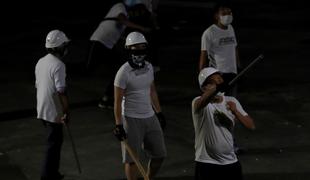 Kitajska mafija v Hongkongu pretepala demonstrante? #video