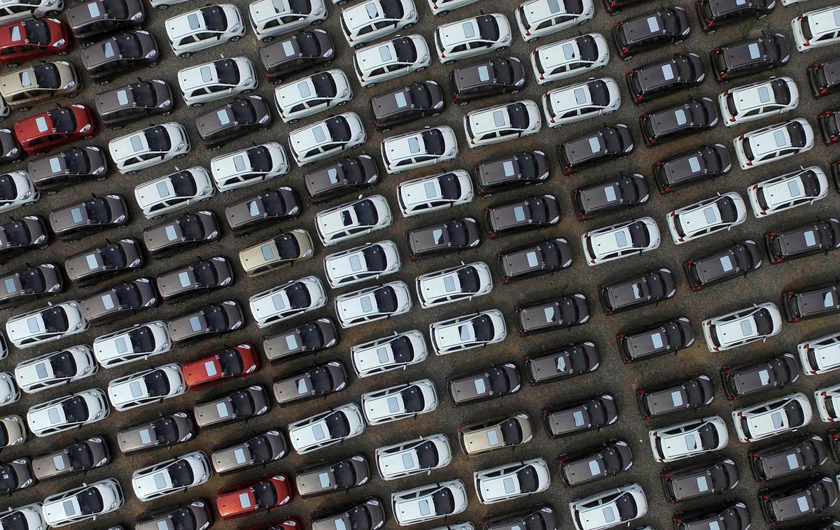 Parkirišče tovarna | V Evropski uniji so lani prodali 8,9 milijona novih avtomobilov z bencinskim in 4,6 milijona z dizelskim motorjem. | Foto Reuters