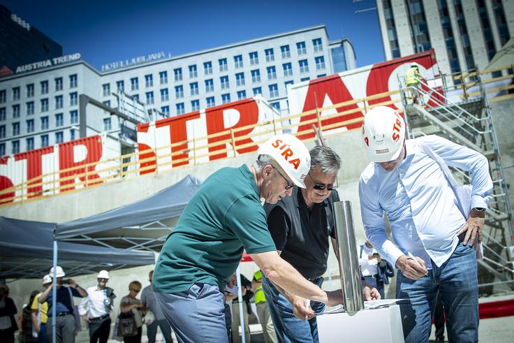 Polaganje temeljnega kamna ob izgradnji poslovne stavbe DCO v Ljubljani | Foto: Ana Kovač
