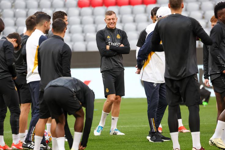 Tako je Toni Kroos širil dobro voljo na ponedeljkovem treningu Reala v "njegovem" Münchnu. | Foto: Reuters
