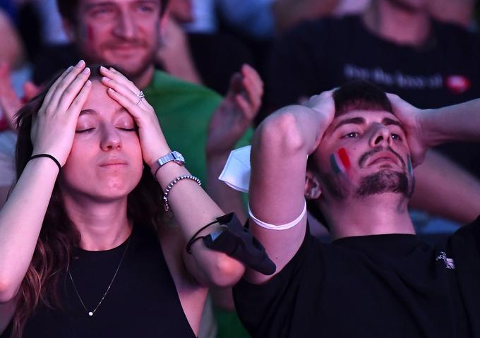 Italijanski navijači kar niso mogli verjeti, kaj se dogaja v finalu. Anglija je povedla že po 116 sekundah. | Foto: Reuters